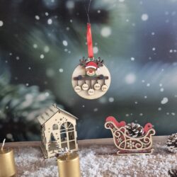 Boule de Noël en bois avec un renne coloré et cinq petites boules gravées de prénoms.