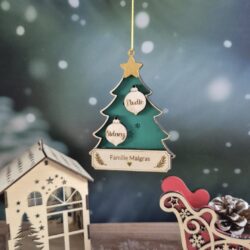 Décoration de Noël en bois en forme de sapin vert, avec deux prénoms gravés et un nom de famille.