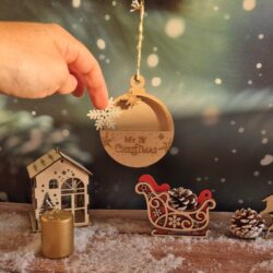 Boule de noël photo en bois avec inscription My first christmas et prénom