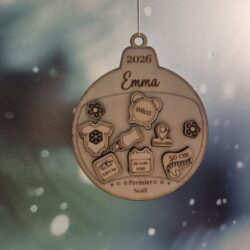 Boule de Noël en bois personnalisée avec prénom et informations de naissance